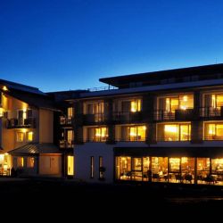 Neubau des Wellnesshotels Stemp am Abend