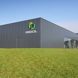 Außenansicht des Neubaus Schrauben Reidl