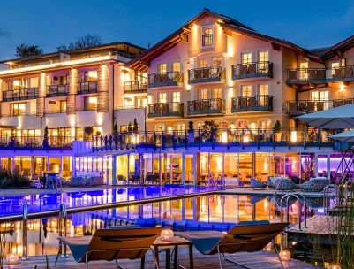 Neubau des Wellnesshotels Stemp am Abend