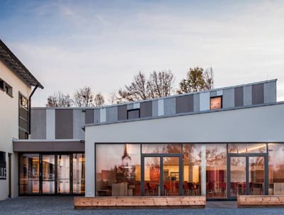 Energieeffizientes Gebäude einer Mittelschule