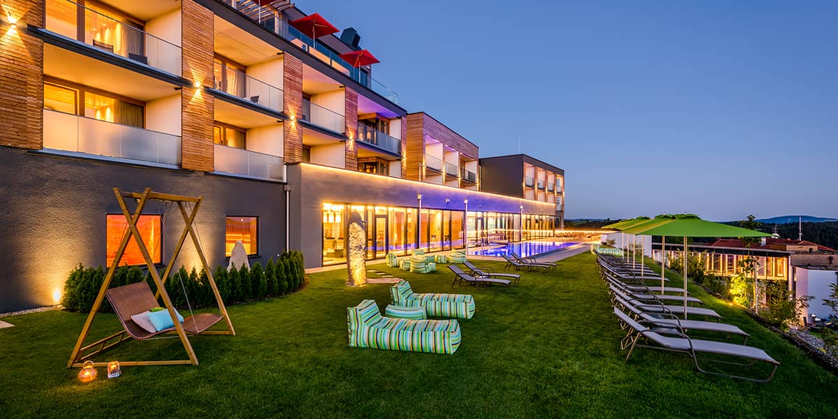 Außen und Wellnessbereich des Wellnesshotels