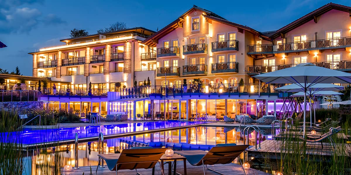 Neubau des Wellnesshotels Stemp am Abend